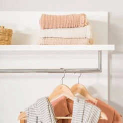 Porte-manteau Mural LINDHOLM à étagère 27 Porte-manteau Mural LINDHOLM à étagère -Reflet Maison 1000364014 230913 024 MOOD DETAILS P000000001000364014 mood