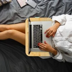 Support Pour Ordinateur Portable En Bleu -Reflet Maison 1c2c800a9f3849698ad6a339f94a086f